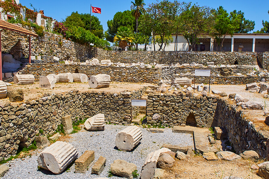 Discover the Mausoleum of Halicarnassus, one of the 7 wonders of the world!